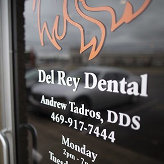 Sign on front door of Del Rey Dental