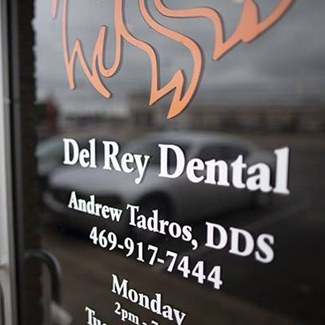 Front entrance to Del Rey Dental